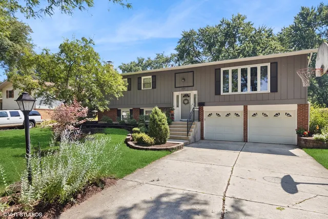 $490,000 | 6901 Meadow Crest Drive, Downers Grove, IL 60516
