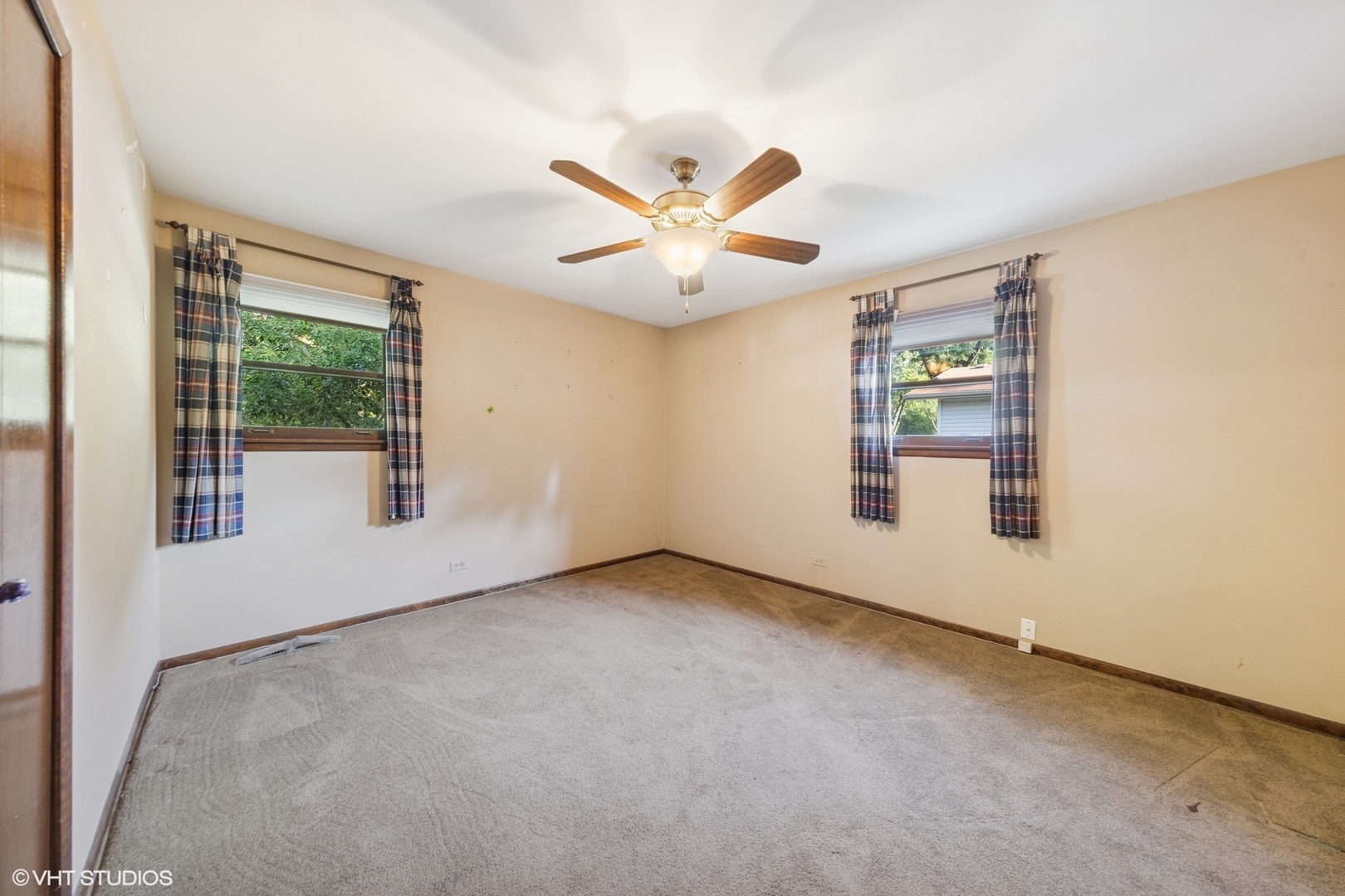 6901 Meadow Crest Drive Downers Grove, IL 60516 - Photo 21 of 42 an empty room with windows and fan