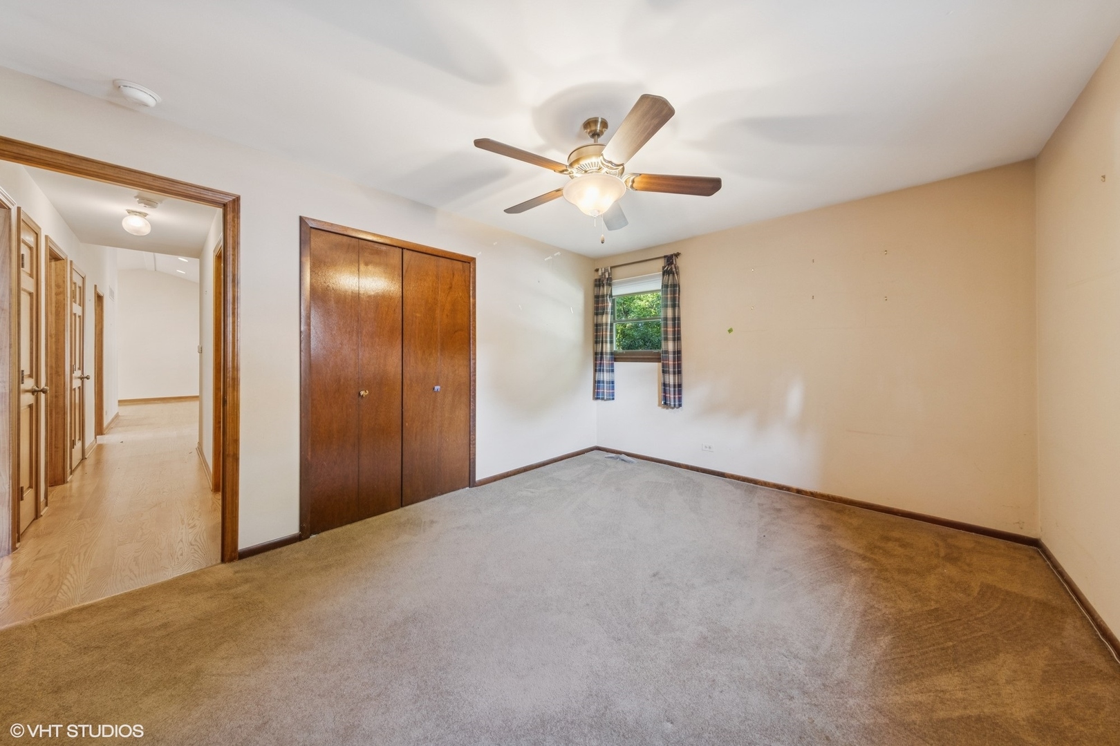 6901 Meadow Crest Drive Downers Grove, IL 60516 - Photo 22 of 42 an empty room with a ceiling fan and a window