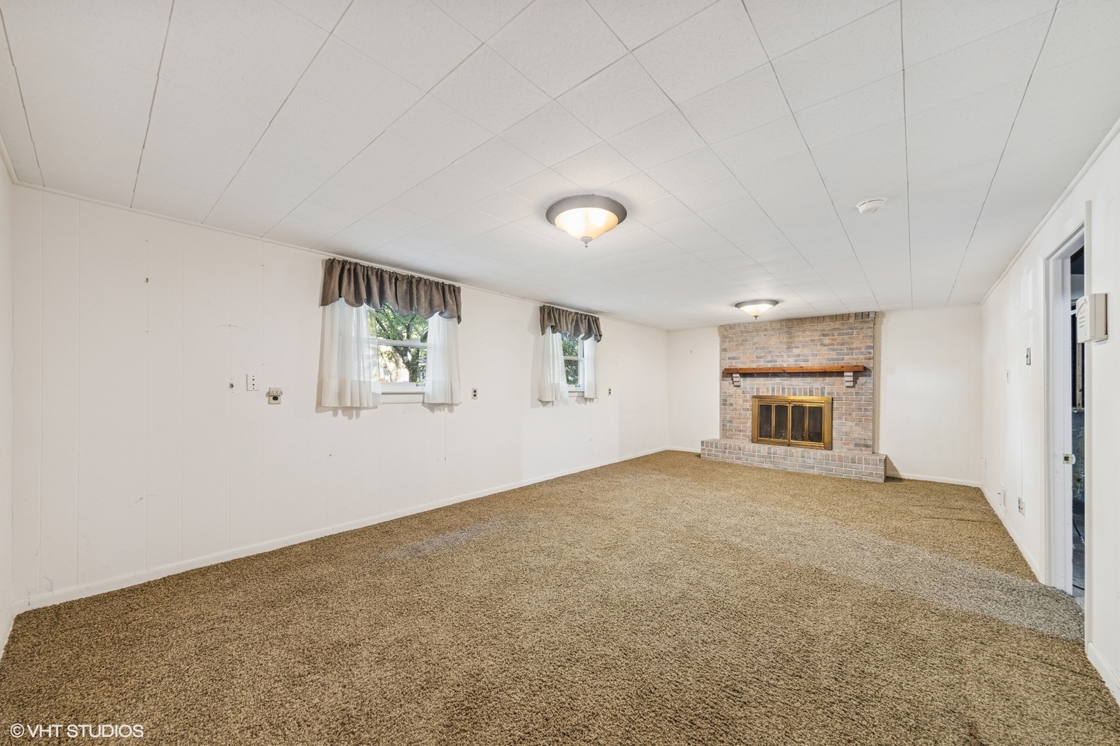 6901 Meadow Crest Drive Downers Grove, IL 60516 - Photo 25 of 42 an empty room with windows