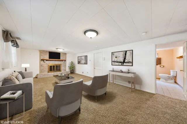 $490,000 | 6901 Meadow Crest Drive, Downers Grove, IL 60516