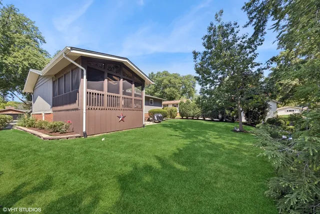 $490,000 | 6901 Meadow Crest Drive, Downers Grove, IL 60516
