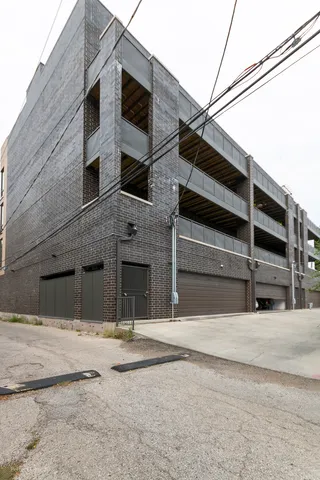 $3,900 | 2409 West Berenice Avenue, Unit 401, Chicago, IL 60618