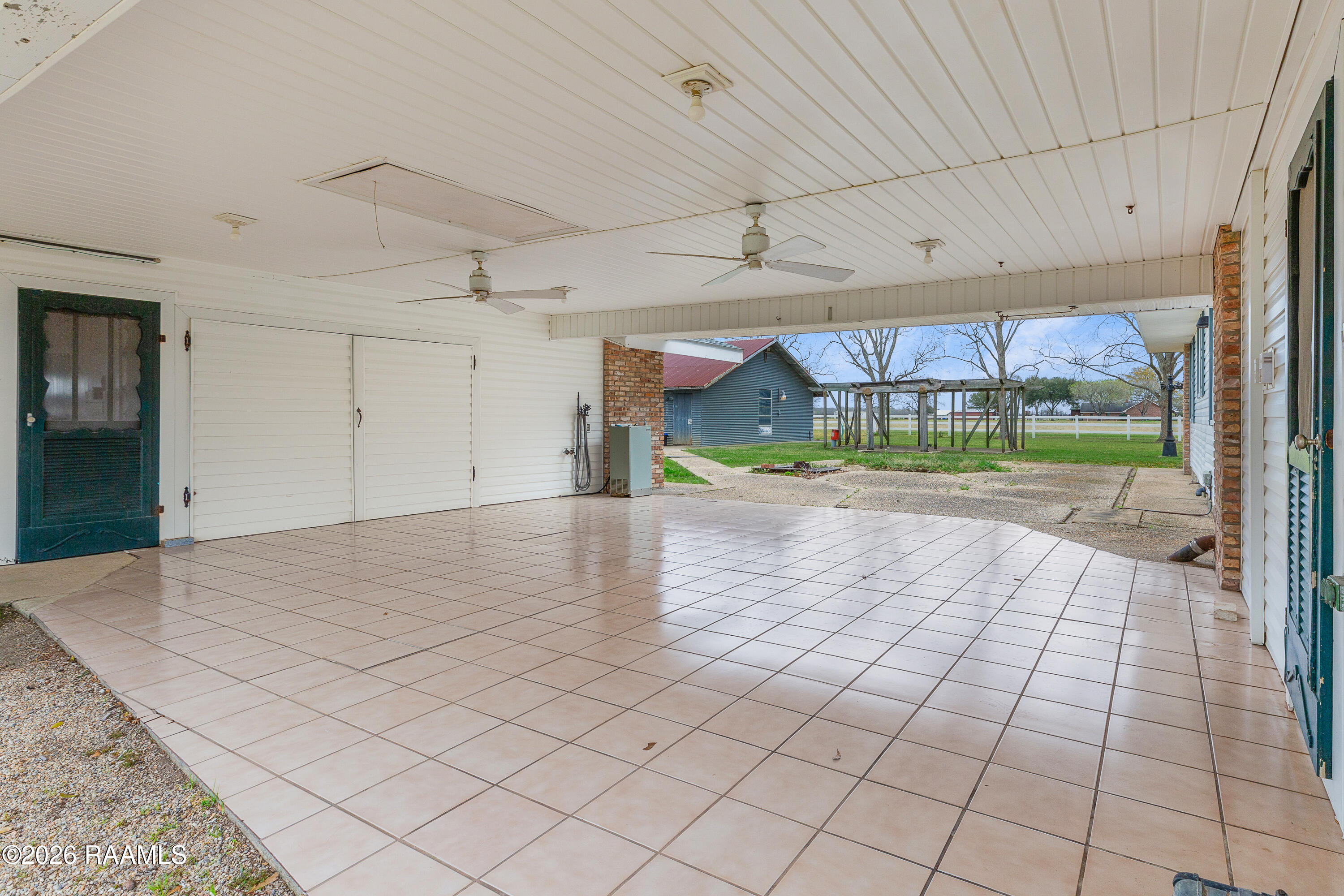 3672 Highway 3043 Opelousas, LA 70570 - Photo 20 of 37 Back patio