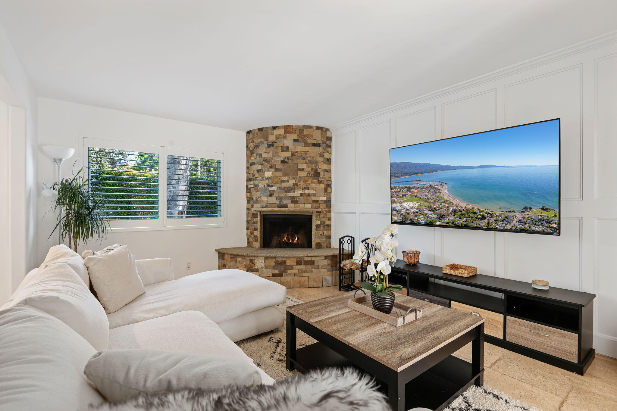 809 Willowglen Road Santa Barbara, CA 93105 - Photo 20 of 50 Family Room