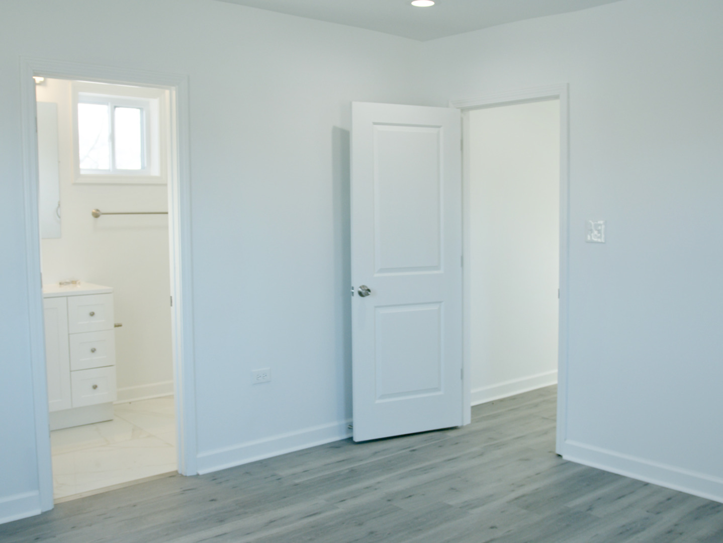 15351 3rd Avenue Phoenix, IL 60426 - Photo 6 of 12 an empty room with wooden floor & closet area