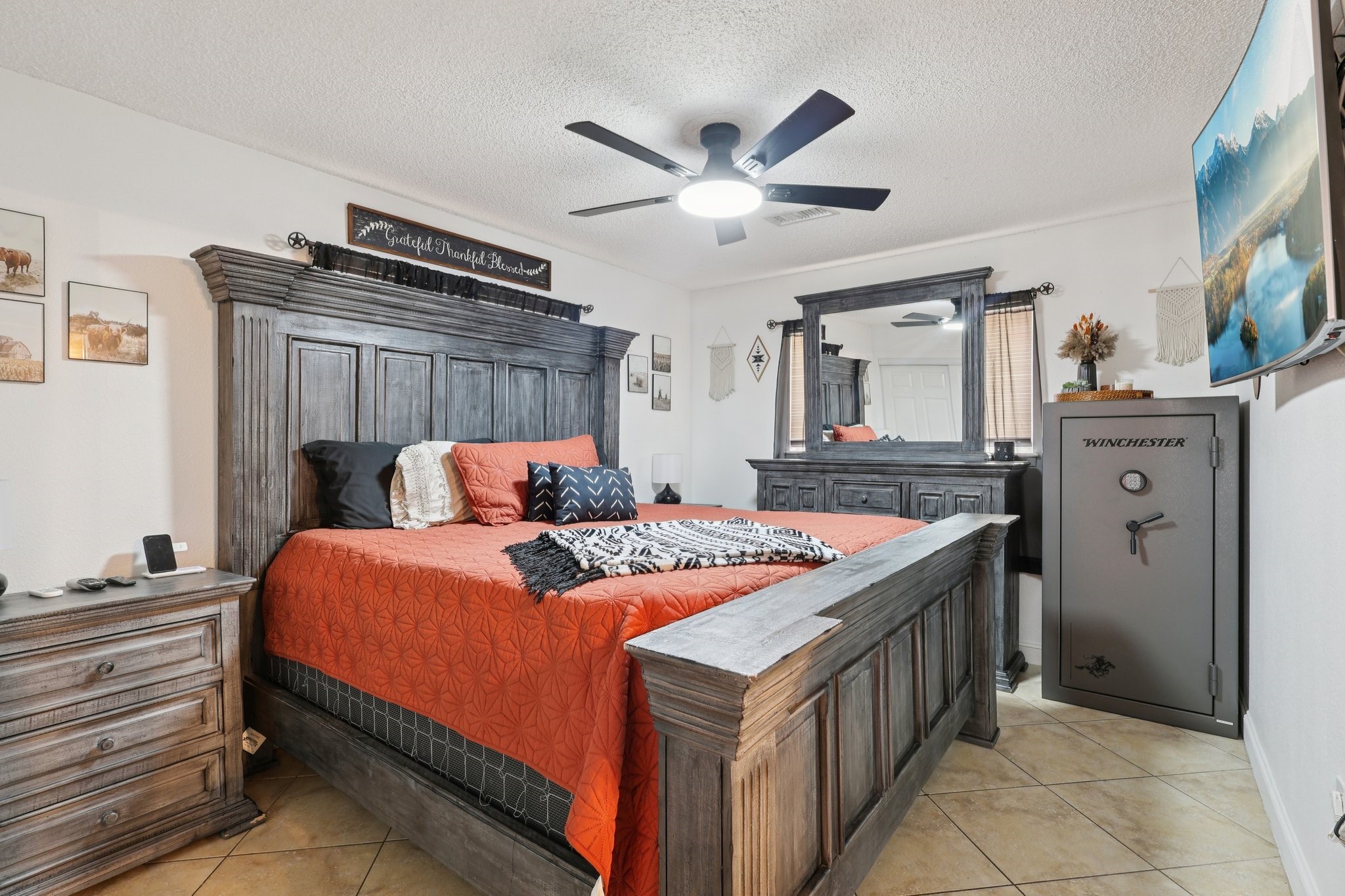 100 Montrose Circle Conroe, TX 77301 - Photo 14 of 27 Large primary bedroom