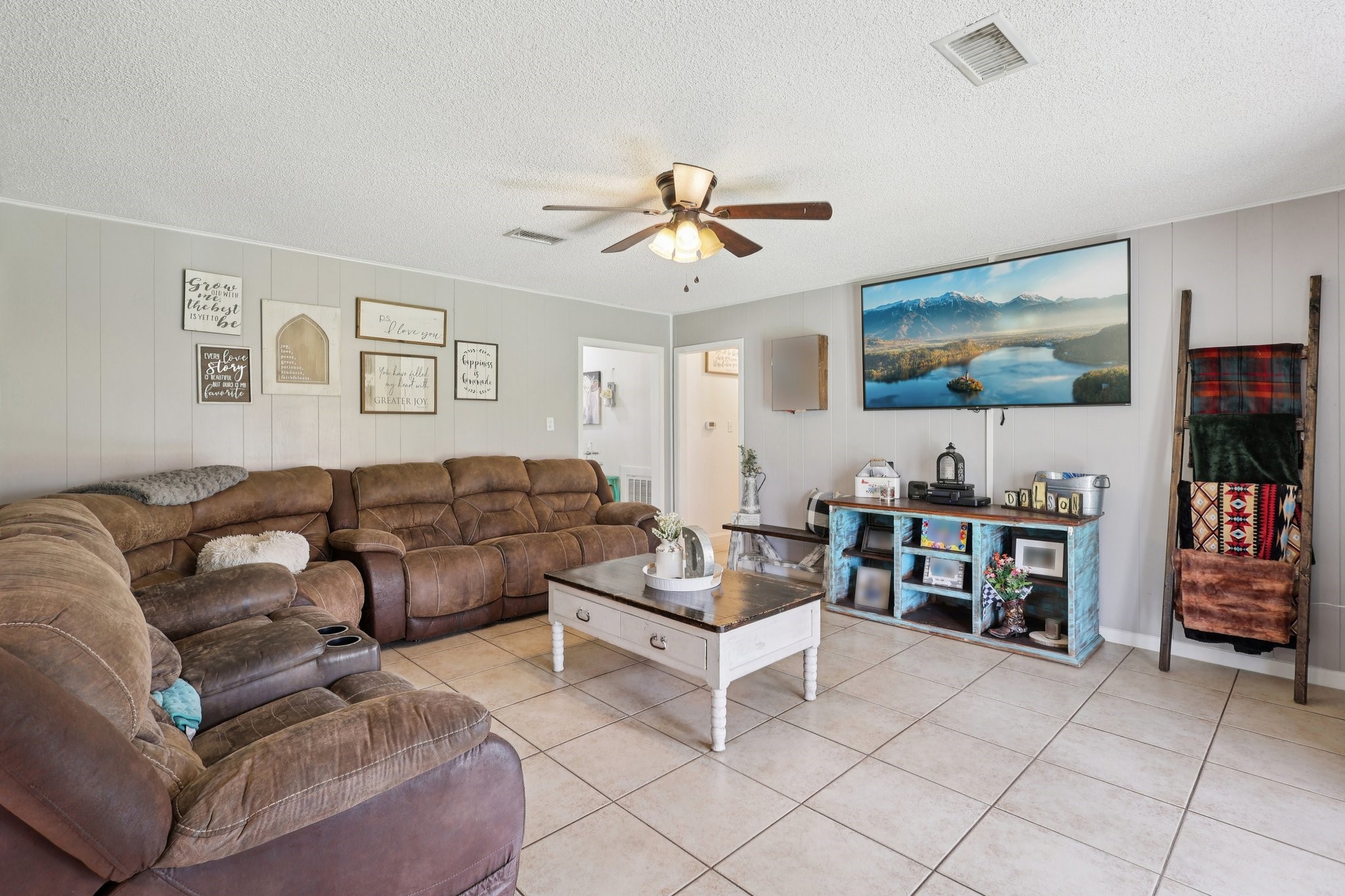 100 Montrose Circle Conroe, TX 77301 - Photo 6 of 27 Large living area open to kitchen