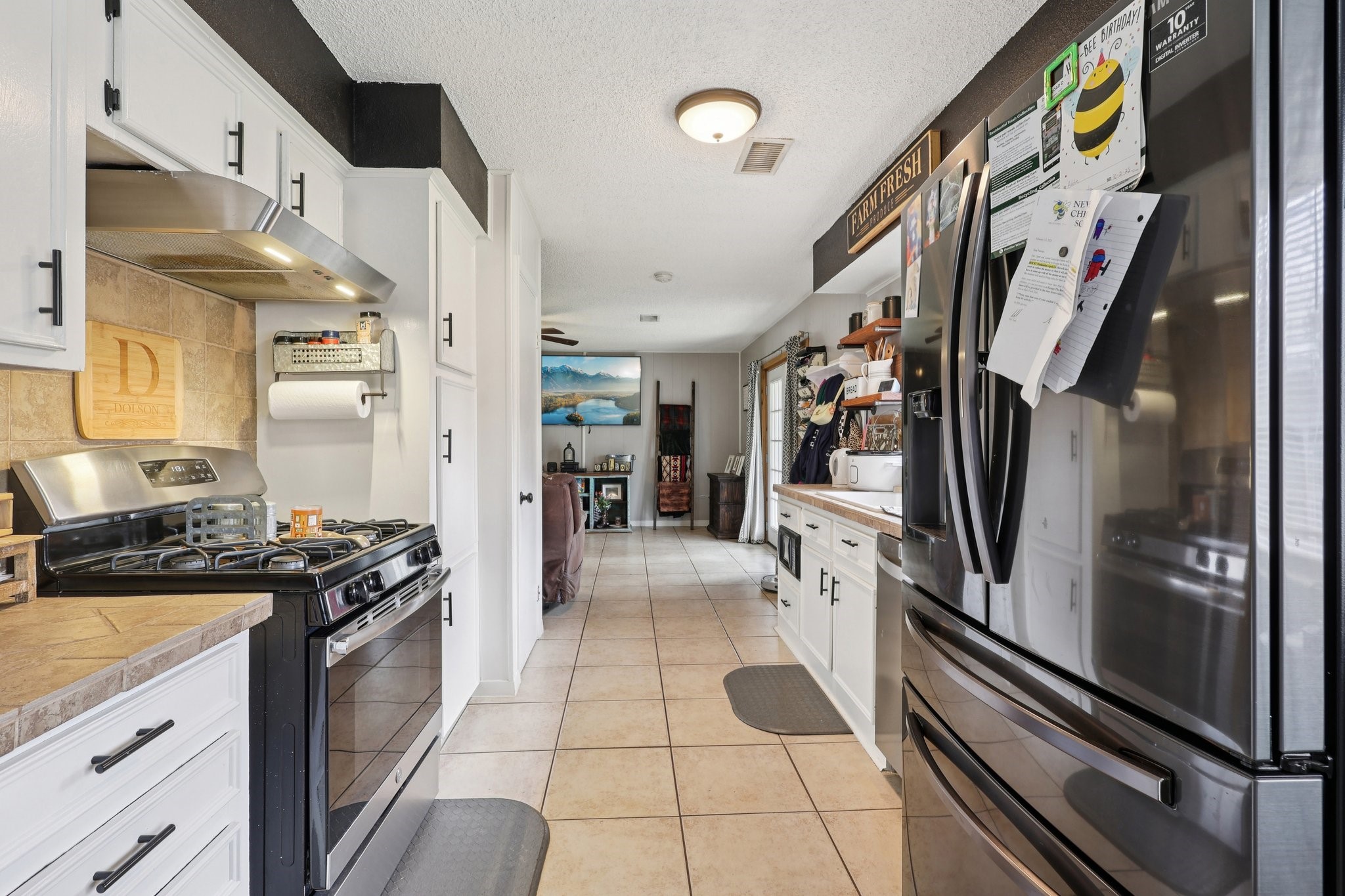 100 Montrose Circle Conroe, TX 77301 - Photo 9 of 27 Kitchen with stainless steel gas range