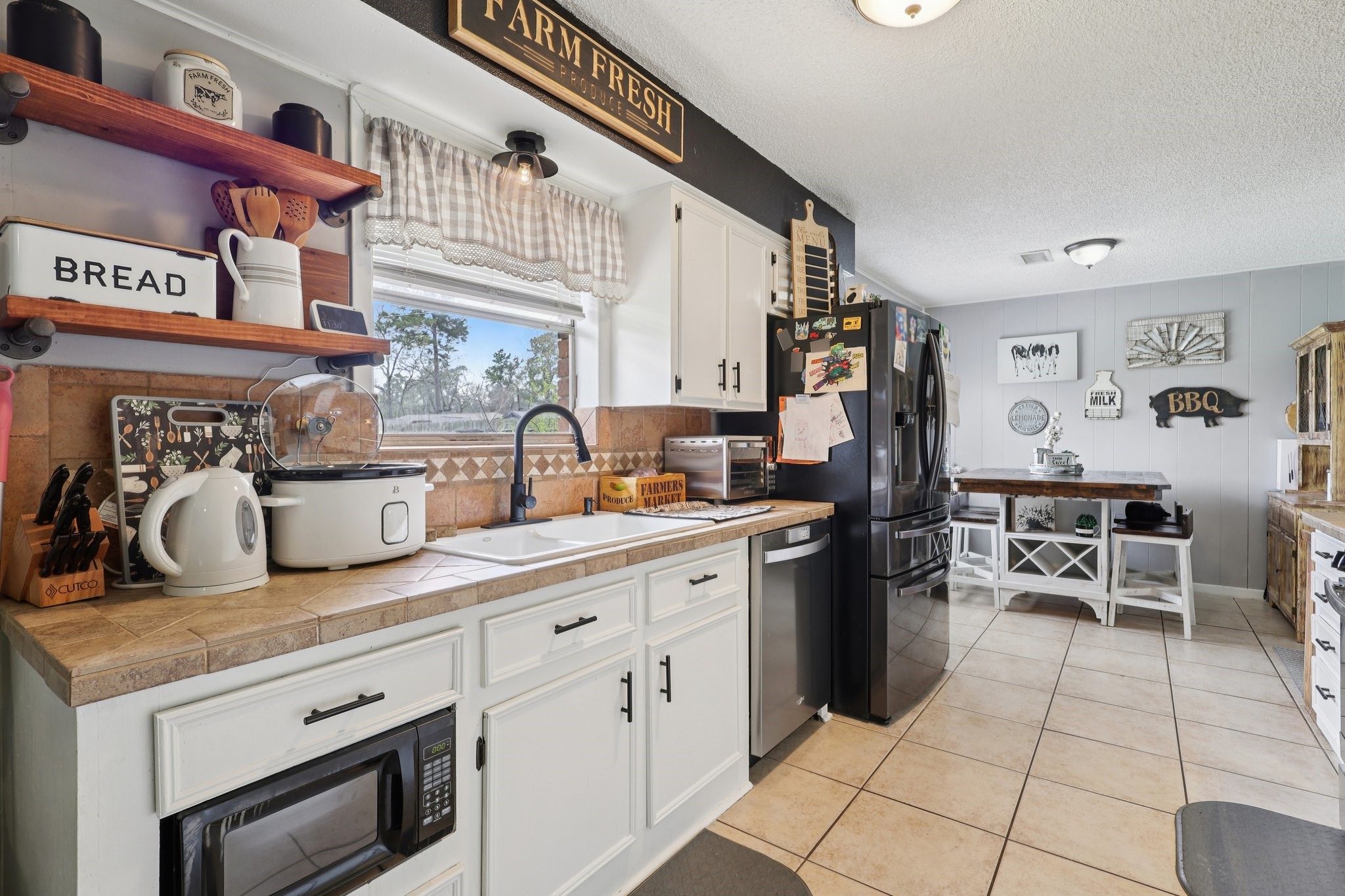 100 Montrose Circle Conroe, TX 77301 - Photo 10 of 27 Kitchen open to dining room