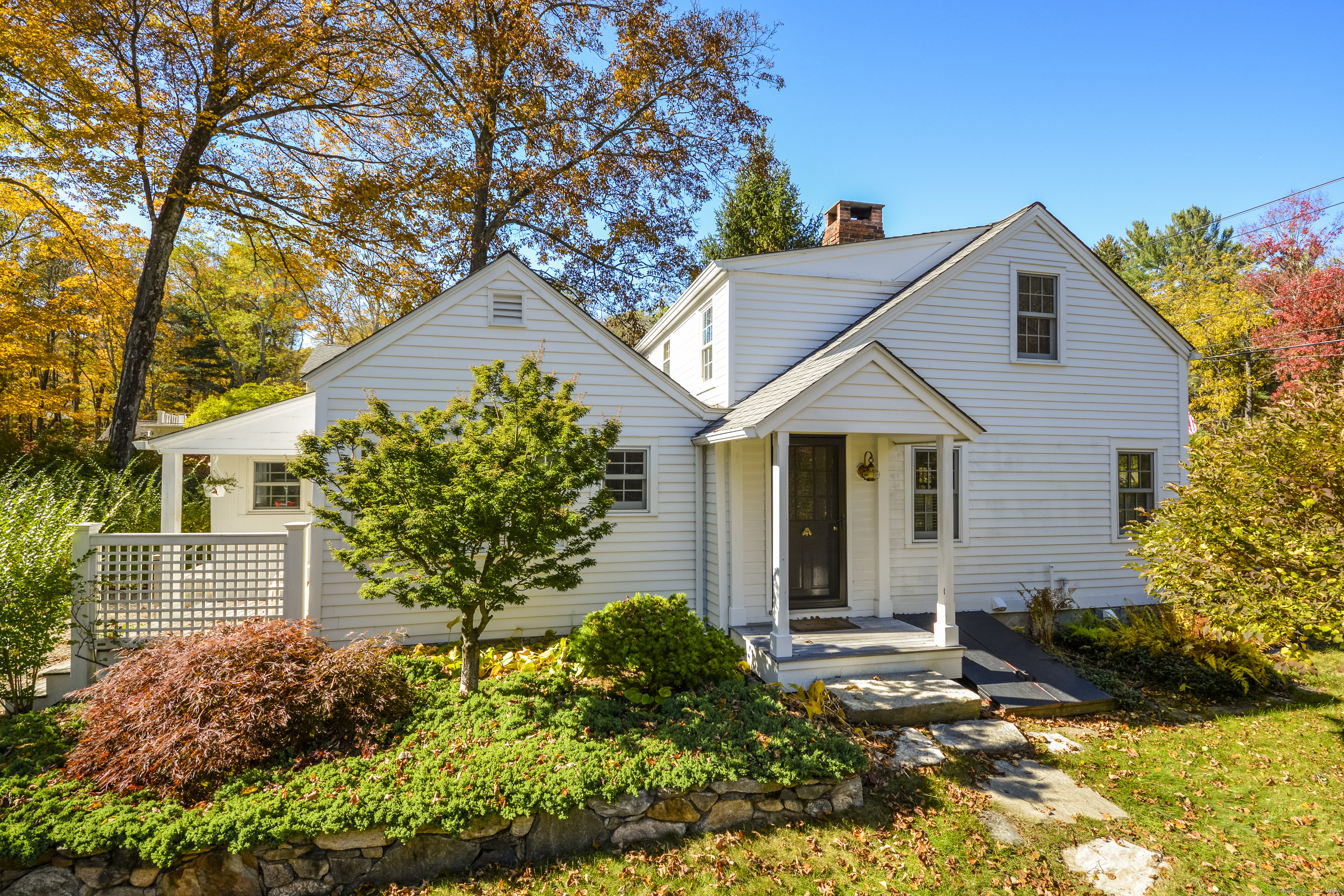 a view of a house with a yard