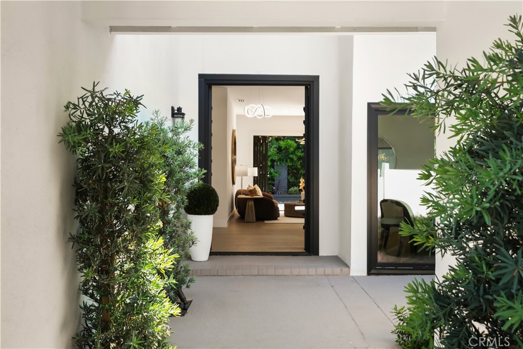22 Rue Cannes Newport Beach, CA 92660 - Photo 5 of 41