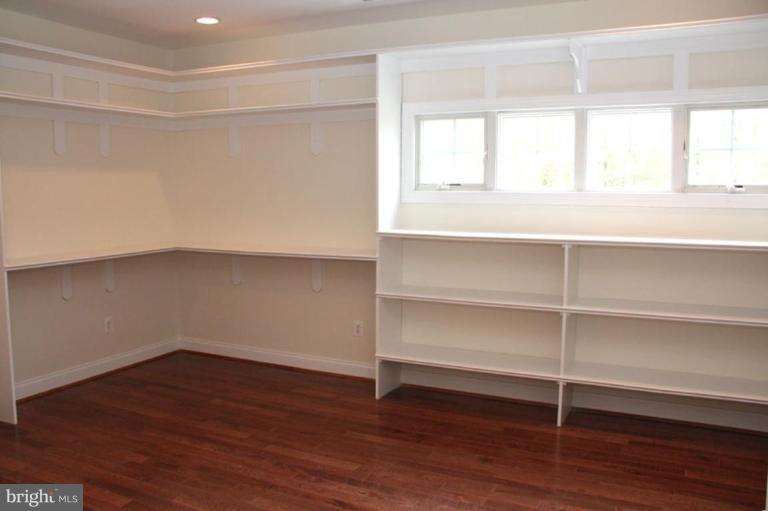8305 Patapsco Road Pasadena, MD 21122 - Photo 17 of 26 Dressing room