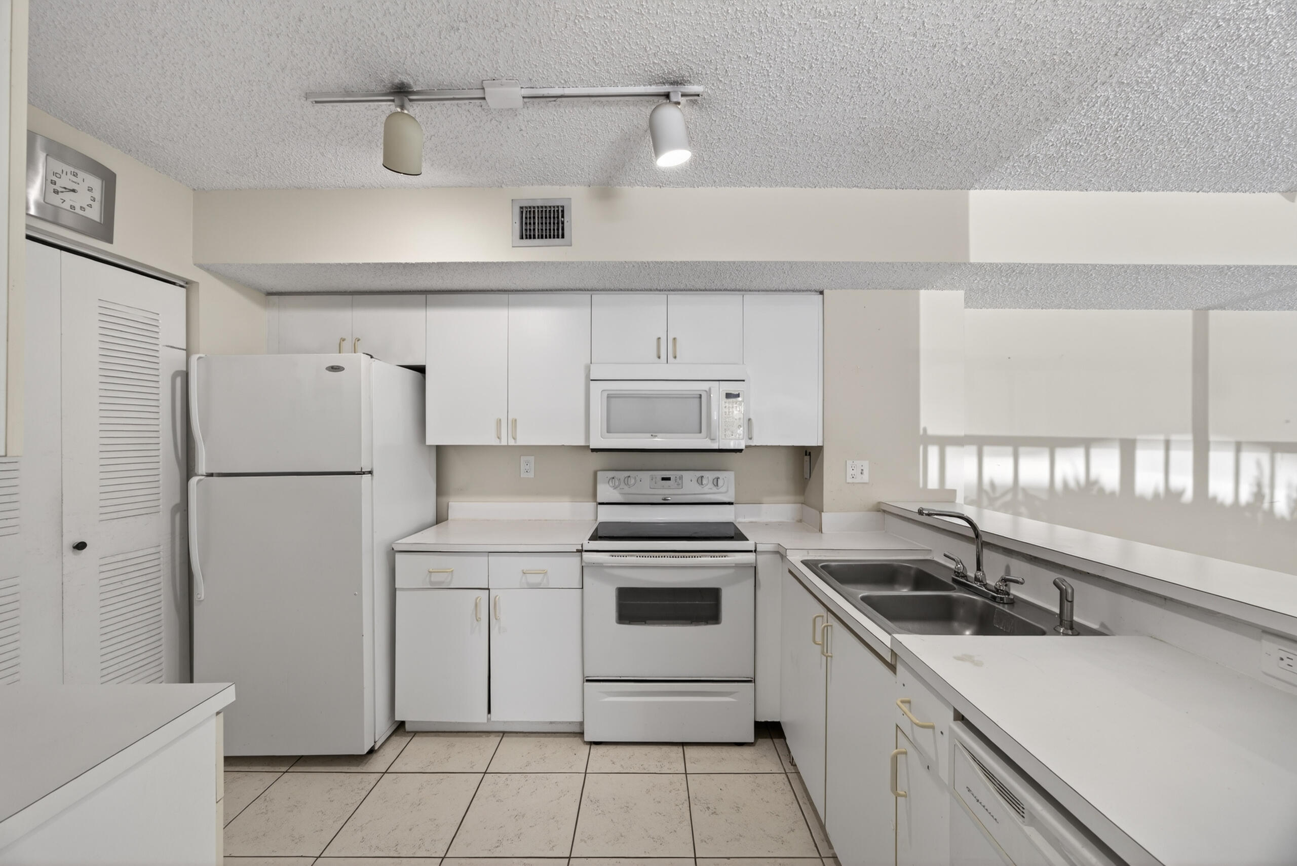 3844 Lyons Road, Unit 1014 Pompano Beach, FL 33073 - Photo 18 of 40 3844 Lyons Rd #101_Pics_18_Arturo Ruesta