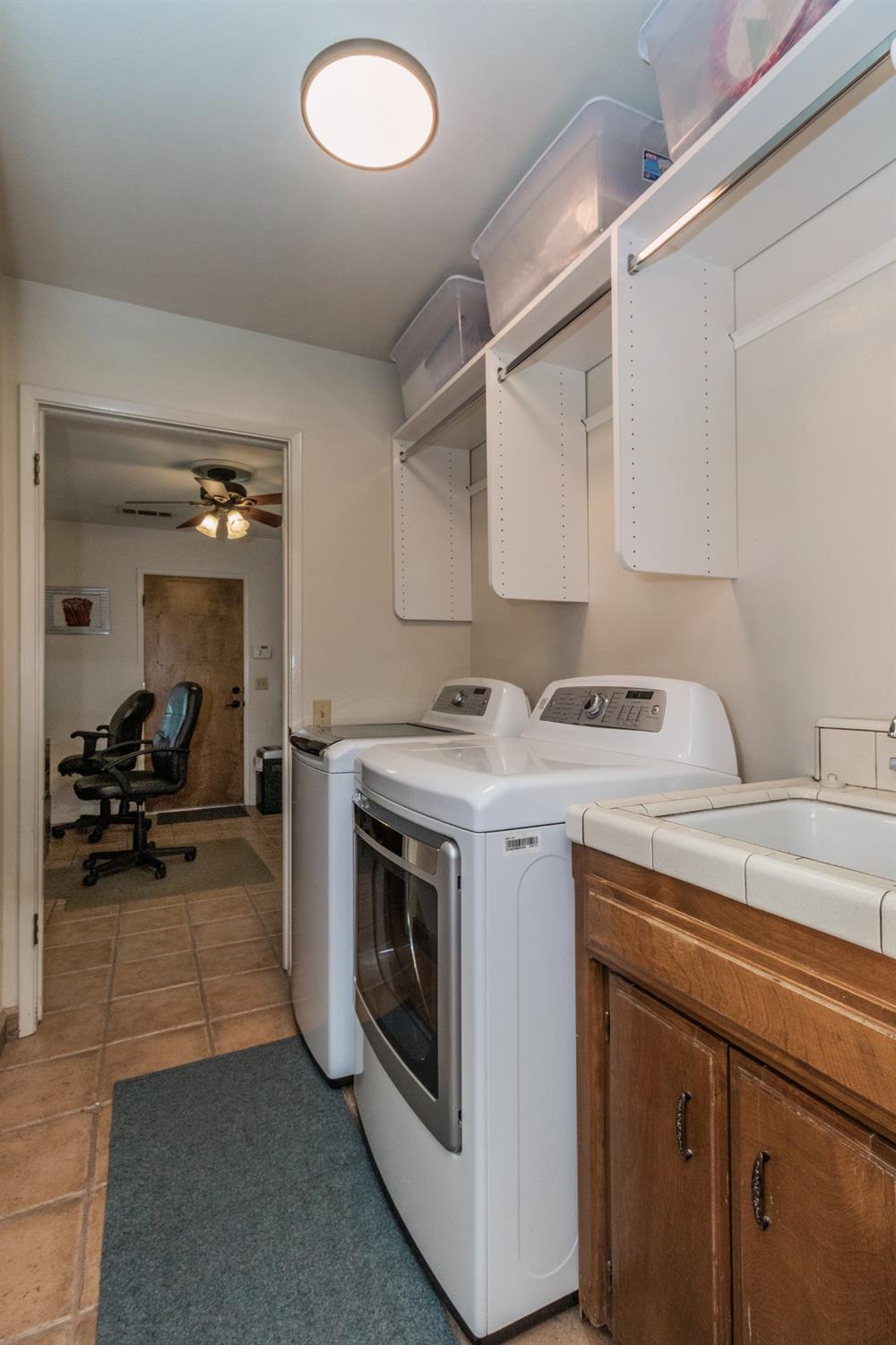 6233 South Armstrong Avenue Fowler, CA 93625 - Photo 20 of 30 a utility room with dryer and washer