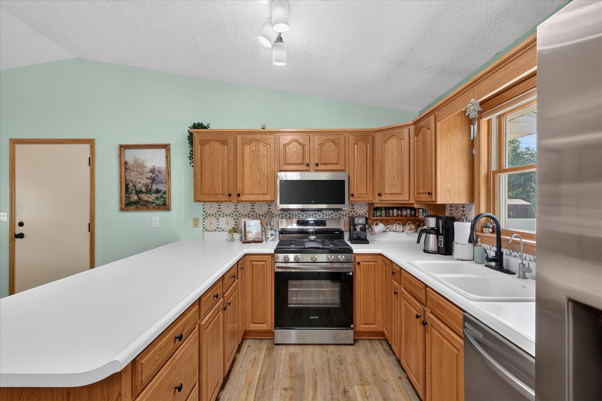 117 Charlotte Street Edmore, MI 48829 - Photo 21 of 44 Kitchen