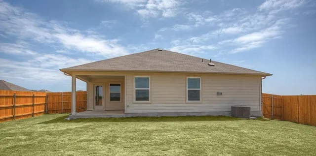 a view of a house with backyard