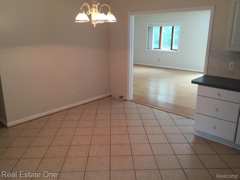 256 Brewster Road Rochester Hills, MI 48309 - Photo 11 of 25
