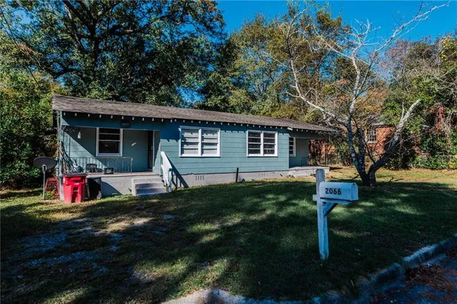 a view of a house with backyard and garden