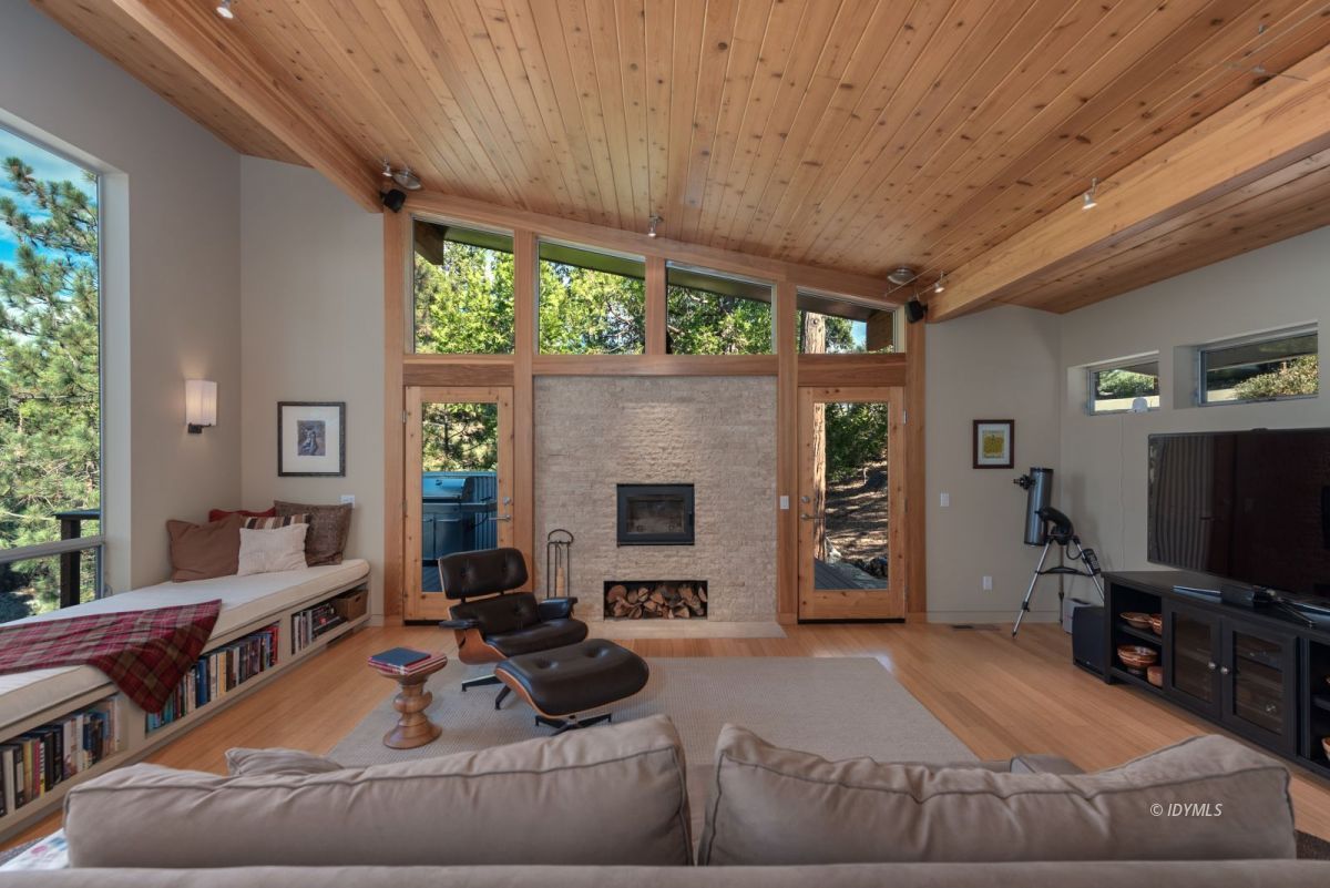 52522 Double View Drive Idyllwild, CA 92549 - Photo 26 of 72 a living room with furniture and a flat screen tv