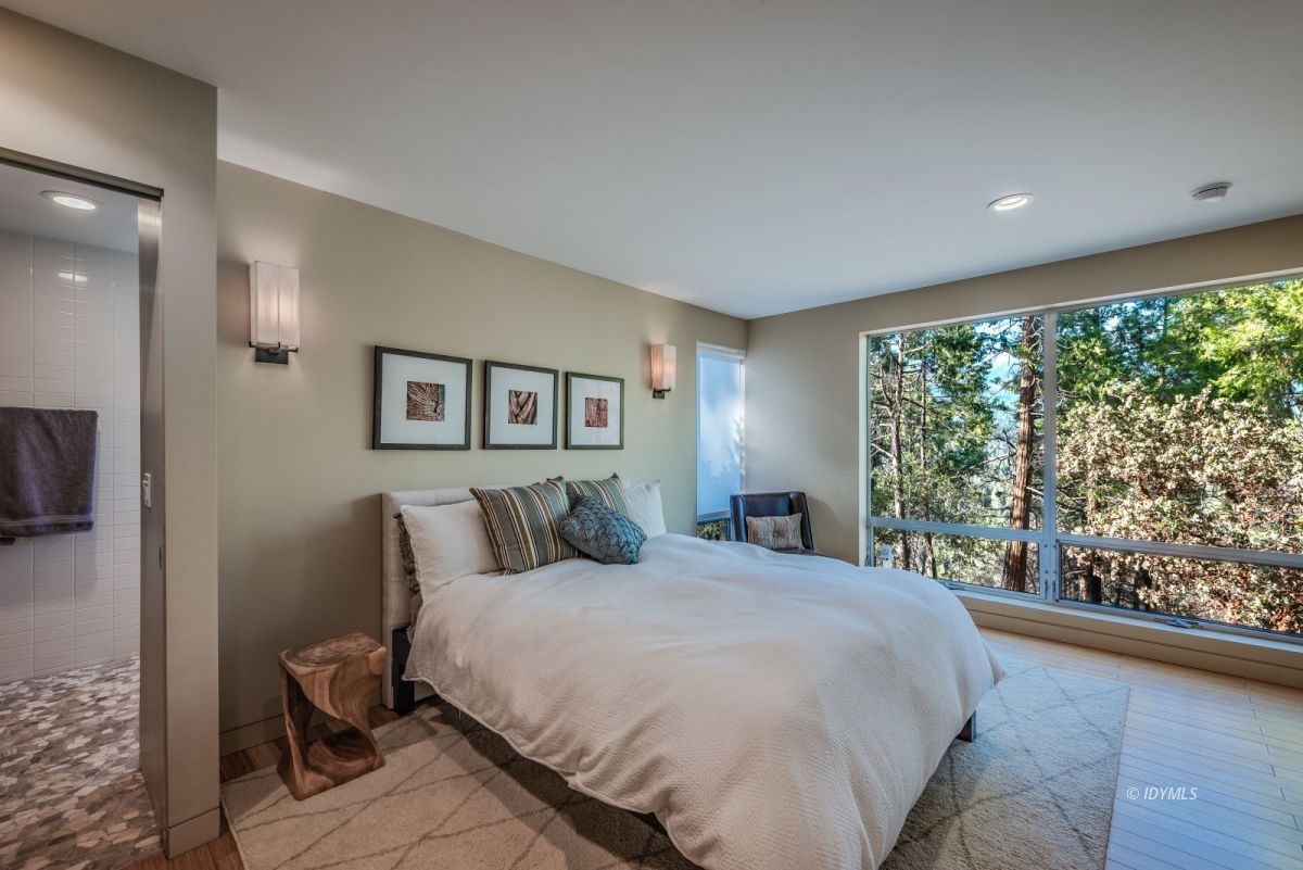 52522 Double View Drive Idyllwild, CA 92549 - Photo 44 of 72 a bedroom with a large bed and a large window