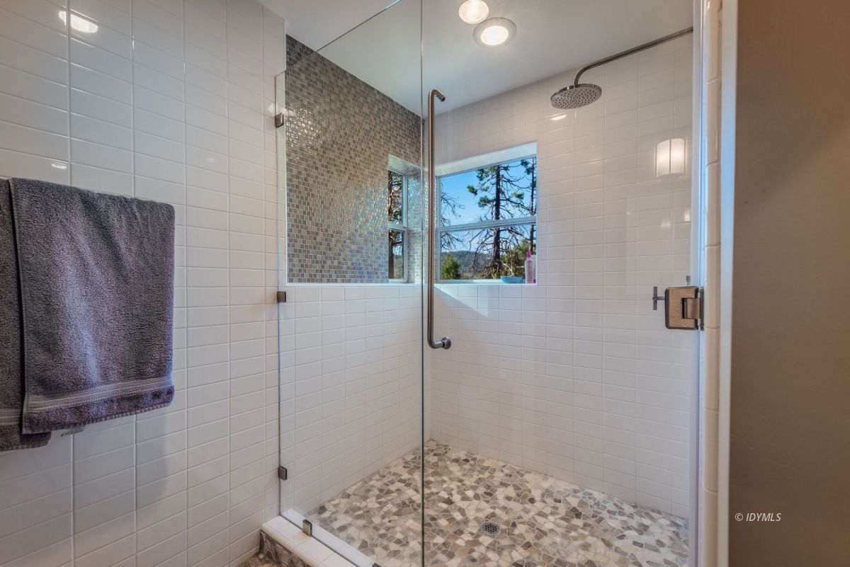 52522 Double View Drive Idyllwild, CA 92549 - Photo 46 of 72 a bathroom with a shower