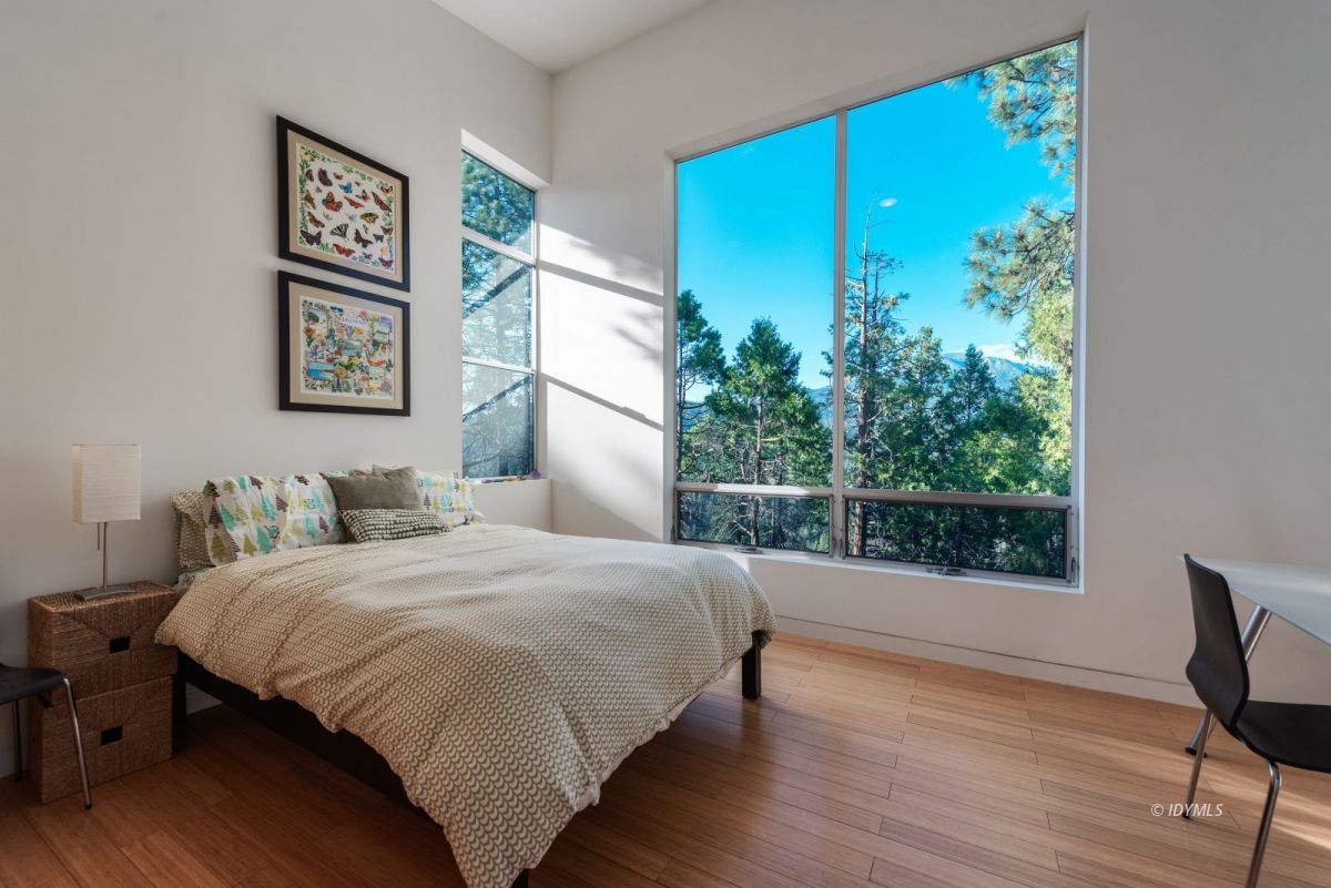 52522 Double View Drive Idyllwild, CA 92549 - Photo 48 of 72 a bedroom with a bed and a window