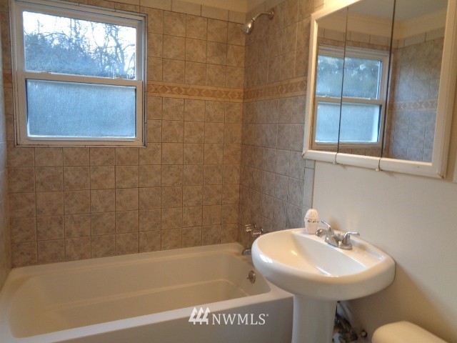 3017 Southeast 6th Street Renton, WA 98058 - Photo 7 of 10 Gallery Image 7