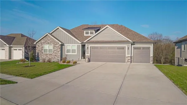 $950,000 | 2002 Foxtail Point, Kearney, MO 64060
