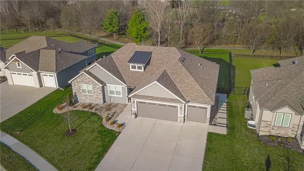 $950,000 | 2002 Foxtail Point, Kearney, MO 64060