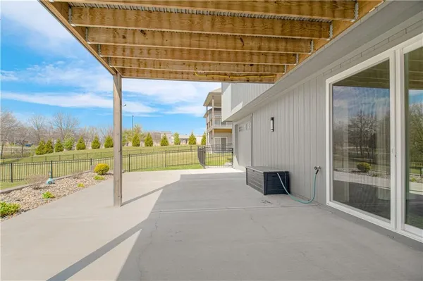 $950,000 | 2002 Foxtail Point, Kearney, MO 64060