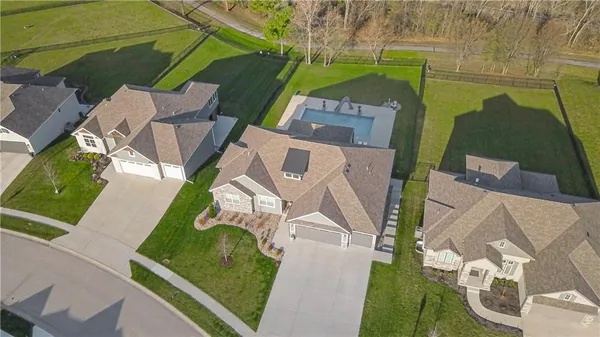 $950,000 | 2002 Foxtail Point, Kearney, MO 64060