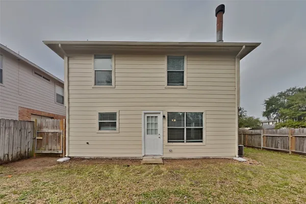 a view of a house with yard