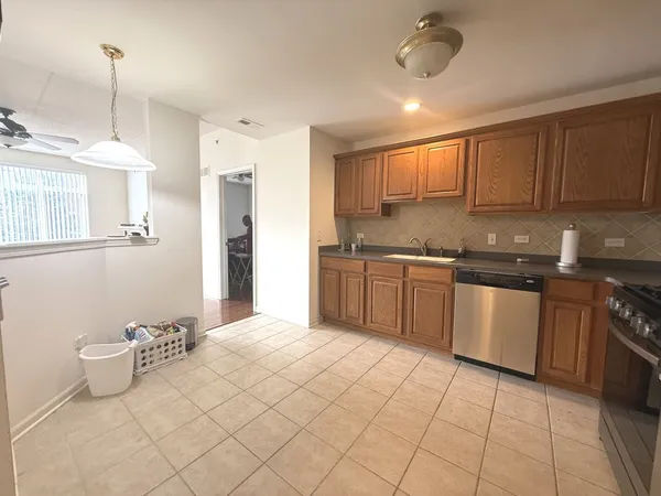 $330,500 | 855 East 22nd Street, Unit 202, Lombard, IL 60148