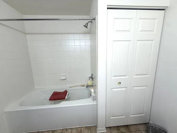 $330,500 | 855 East 22nd Street, Unit 202, Lombard, IL 60148