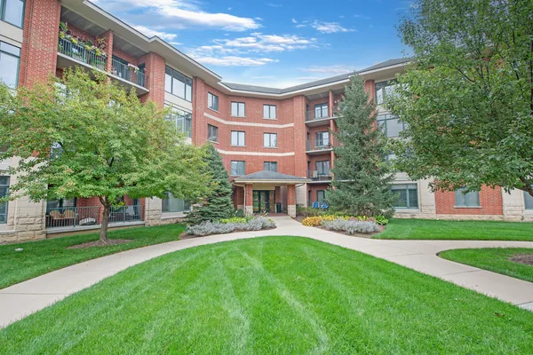 $330,500 | 855 East 22nd Street, Unit 202, Lombard, IL 60148