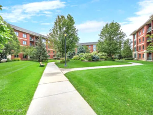 $330,500 | 855 East 22nd Street, Unit 202, Lombard, IL 60148