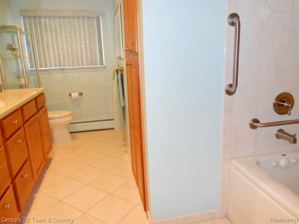 685 Lynndale Court Rochester, MI 48309 - Photo 28 of 56 Hall Bath 33.jpg
