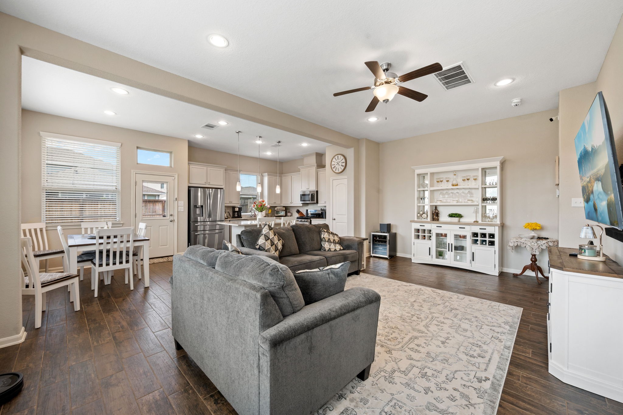 Woodridge Forest is a family oriented community in the Kingwood area.  Located off Northpark Drive, it is close to all conveniences and amenities with shopping and dining experiences.