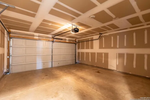 $2,250 | 2918 Lindenwood Run, San Antonio, TX 78245