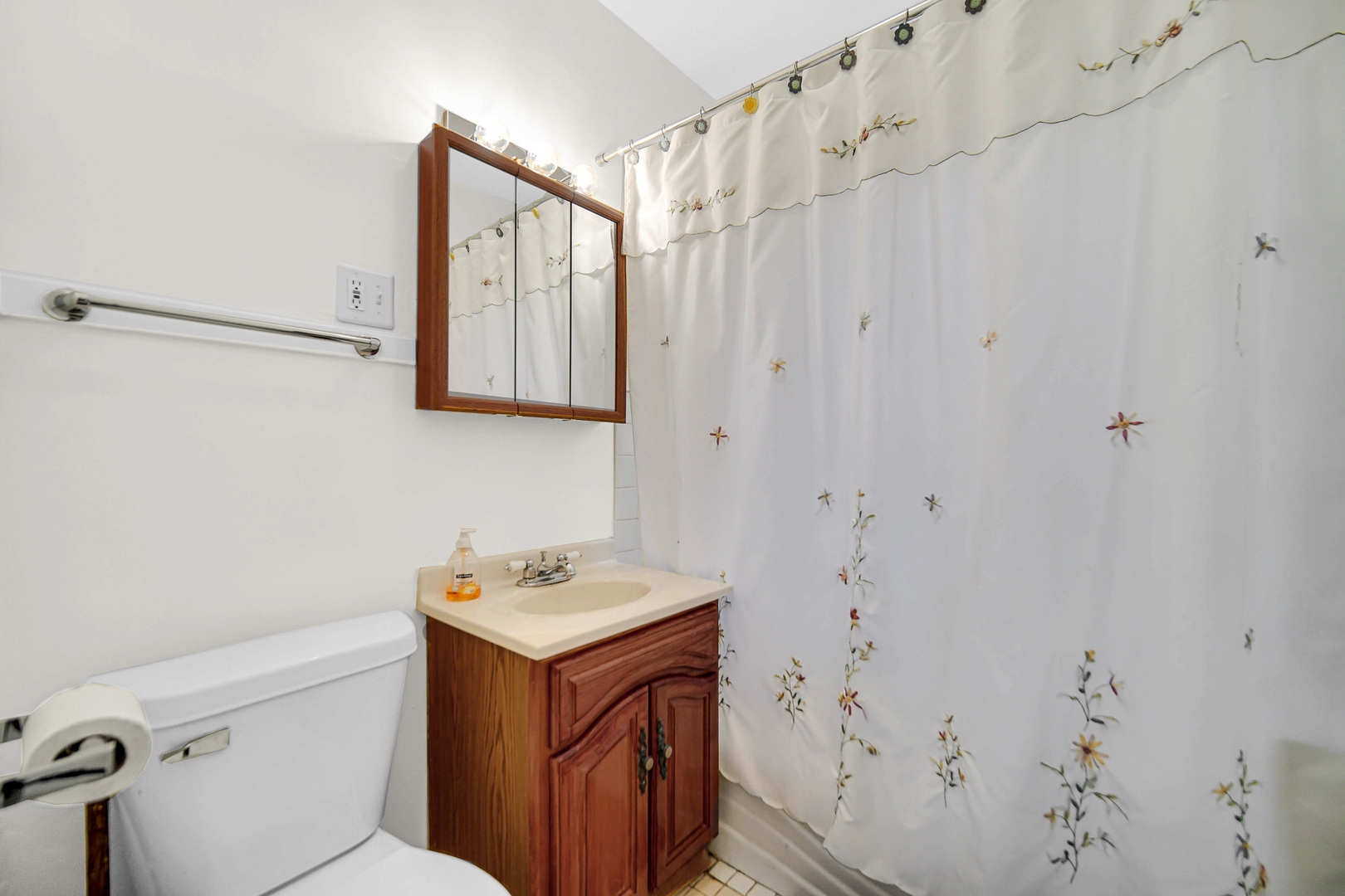 293 West 15th Street Chicago Heights, IL 60411 - Photo 12 of 16 a bathroom with a sink and a mirror