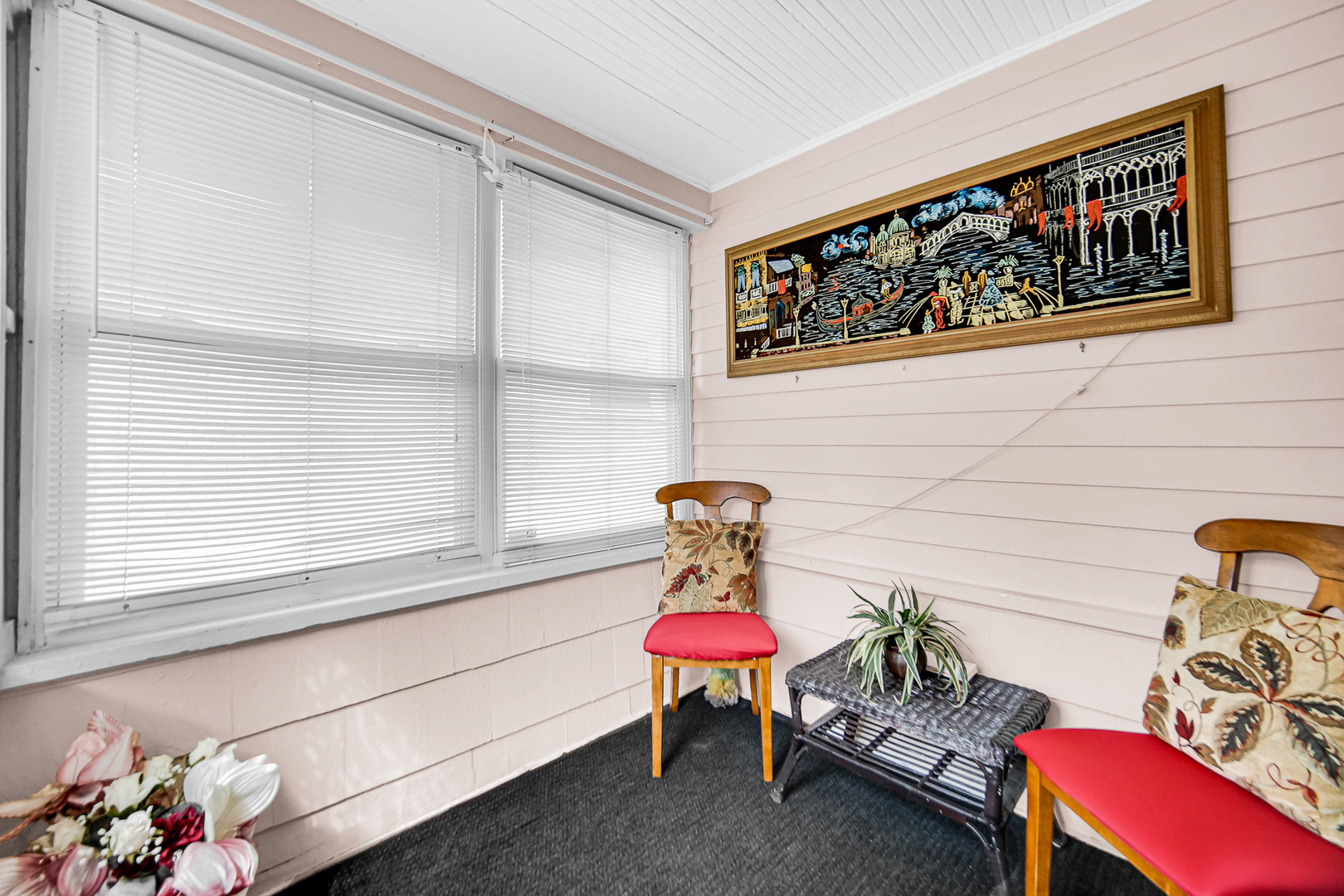 293 West 15th Street Chicago Heights, IL 60411 - Photo 2 of 16 a room with a table and a chair