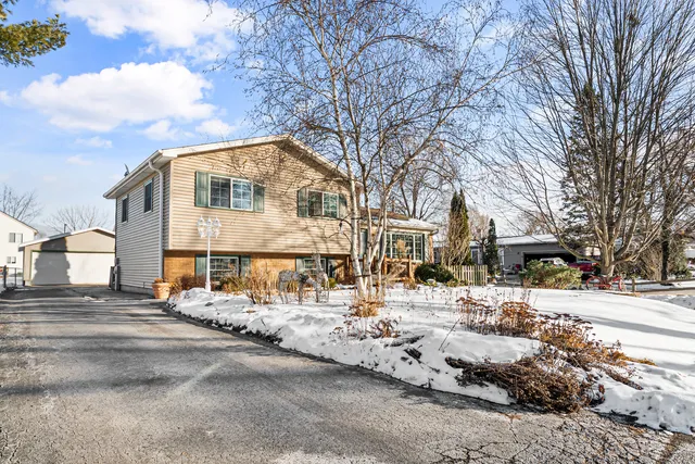 $330,000 | 325 Hillandale Street, Round Lake, IL 60073