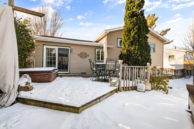 $330,000 | 325 Hillandale Street, Round Lake, IL 60073