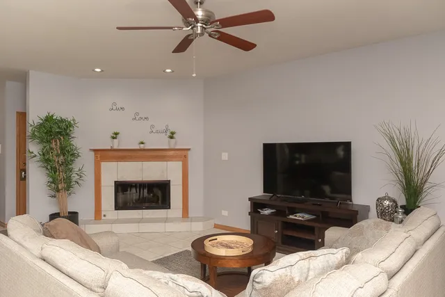 $2,650 | 1222 West Belmont Avenue, Unit 2, Chicago, IL 60657