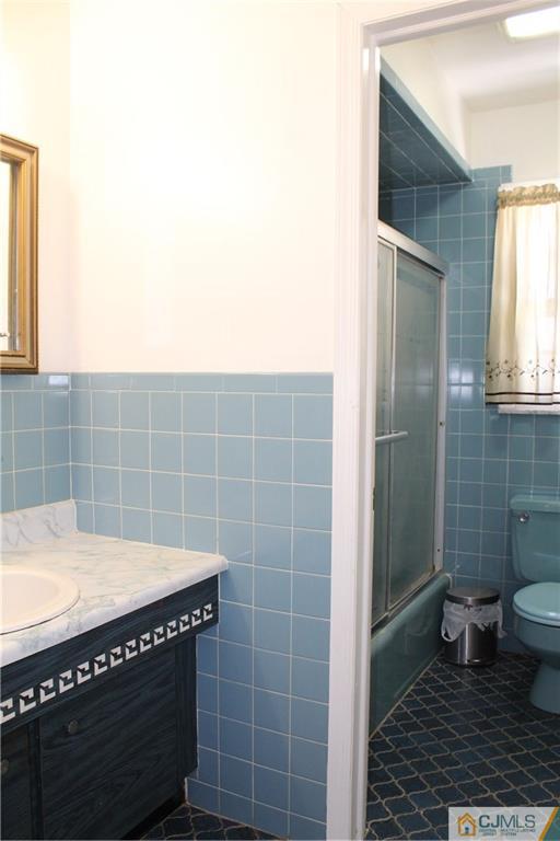 23 Hilltop Road Edison, NJ 08820 - Photo 12 of 17 a bathroom with a sink and a toilet
