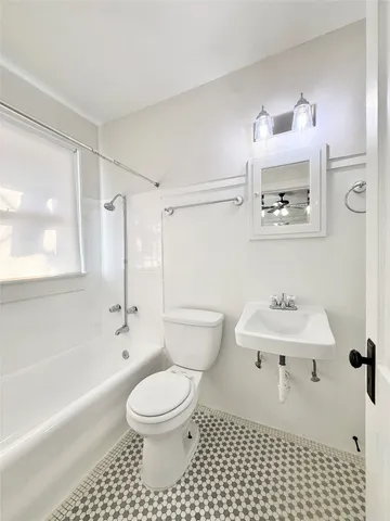 $1,095 | 1126 Berthea Street, Unit 15, Houston, TX 77006