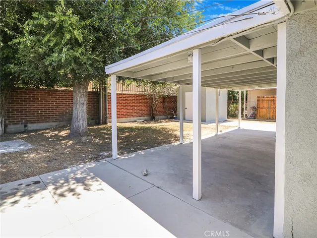 a view of a house with backyard