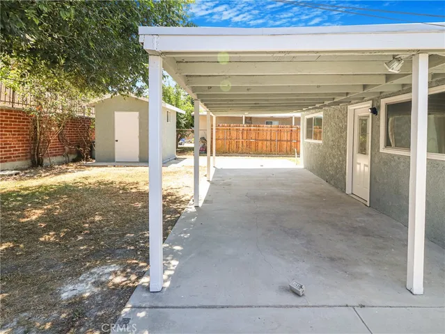 a view of a house with backyard
