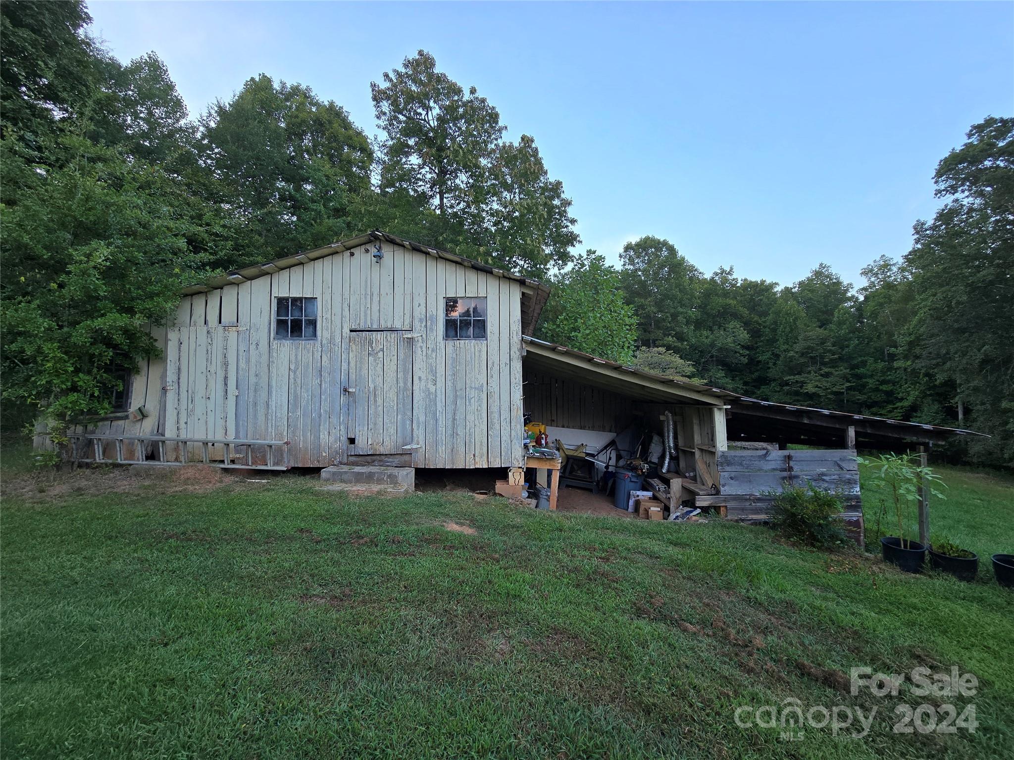 206 Fallen Oaks Lane Rutherfordton, NC 28139 - Photo 12 of 26 a backyard of a house with table and chairs
